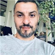 Professeur Anglais ayant vécu aux États Unis et en Angleterre pendant 5 ans , parfaitement bilingue et initié de nombreuses personnes (enfants et adultes) à la pratique de l’anglais parlé. Convient pour le collège jusqu’au lycée